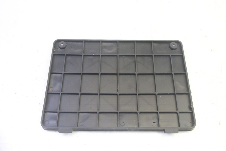 photo de BATTERY COVER JM MOTORS SANTANA EVO 50 (2024 - 2026) - Zoom on usage condition