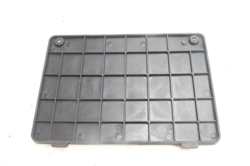 photo de BATTERY COVER JM MOTORS SANTANA EVO 50 (2024 - 2026) - Zoom on usage condition