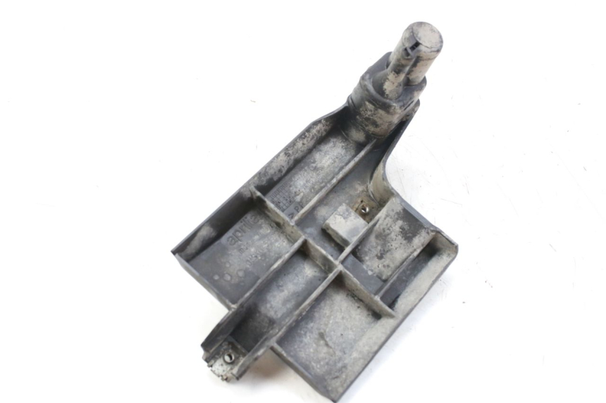 photo de BATTERY COVER APRILIA SCARABEO 100 (2003 - 2012) - Zoom on usage condition