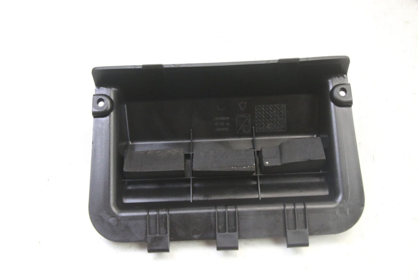 photo de BATTERY COVER APRILIA SR 2T 50 (2018 - 2022) - Alternative perspective