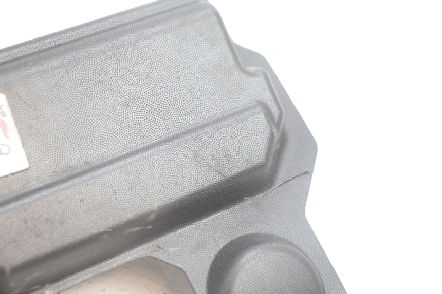 photo de BATTERY COVER APRILIA SR 2T 50 (2012 - 2017) - Zoom on usage condition