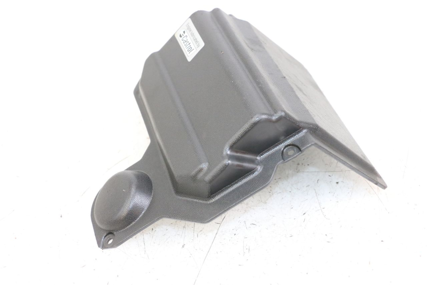 photo de BATTERY COVER APRILIA SR MOTARD 50 (2012 - 2018) - Zoom on usage condition