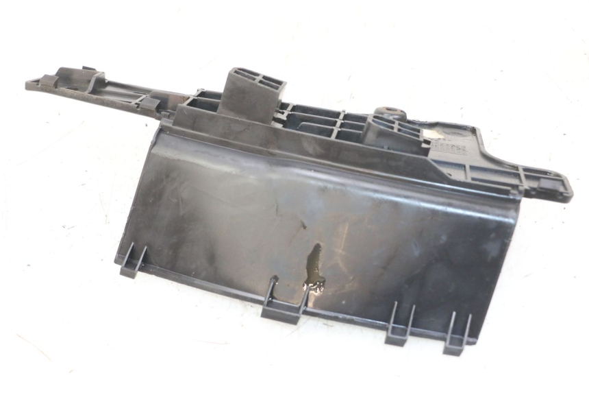 photo de BATTERY COVER SUZUKI BURGMAN 125 (2007 - 2014) - Zoom on usage condition