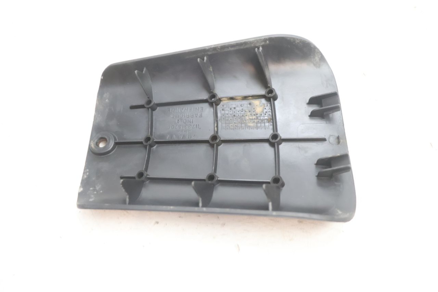 photo de BATTERY COVER PEUGEOT TKR TREKKER FURIOUS 50 (2005 - 2014) - Alternative perspective