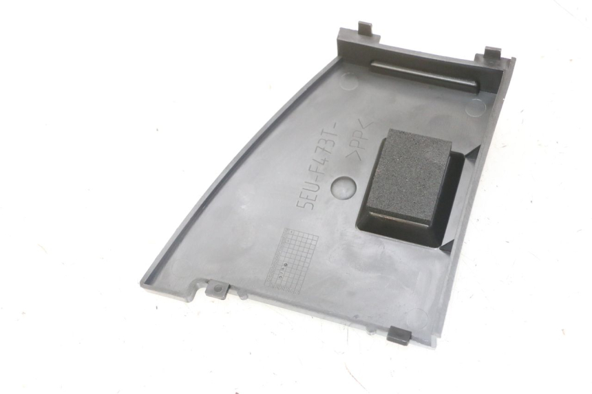 photo de BATTERY COVER YAMAHA WHY 50 (1998 - 2000) - Zoom on usage condition