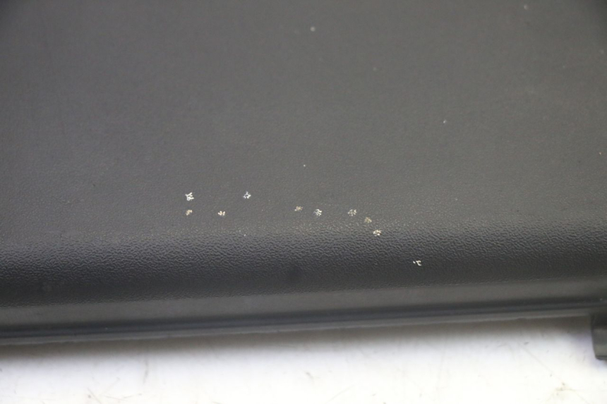 photo de BATTERY COVER PIAGGIO XEVO - X EVO 125 (2007 - 2017) - Zoom on usage condition