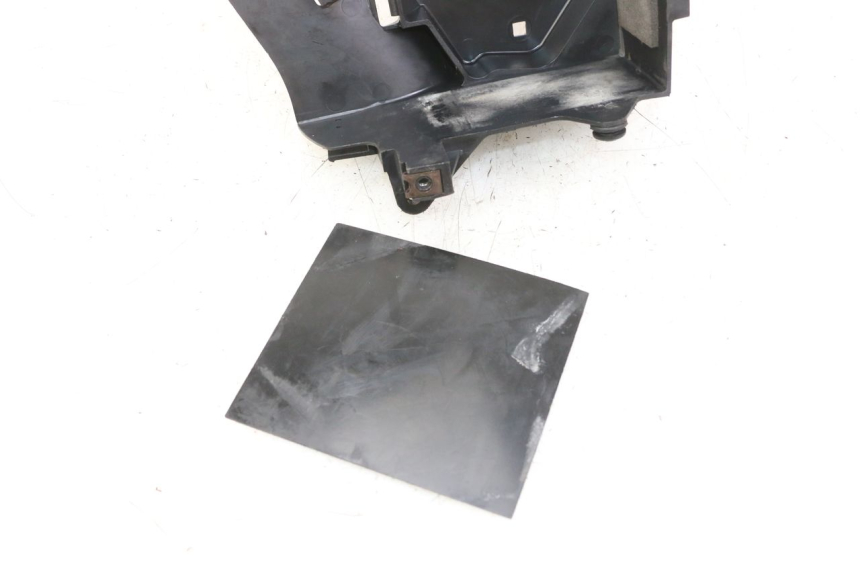 photo de BATTERY COVER YAMAHA XVS DRAG STAR DRAGSTAR 650 (1997 - 2007) - Zoom on usage condition