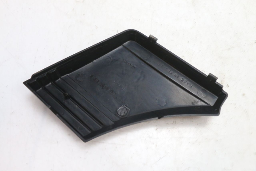 photo de RIGHT SIDE FRAME COVER PEUGEOT 103 SPX CLIP 50 (1989 - 1992) - Zoom on usage condition