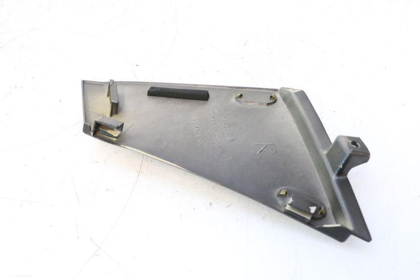 photo de RIGHT SIDE FRAME COVER KAWASAKI GPX F ZX750F 750 (1986 - 1990) - Zoom on usage condition