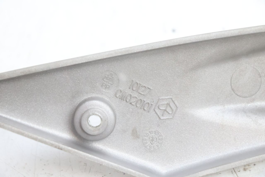 photo de RIGHT SIDE FRAME COVER PIAGGIO LIBERTY 125 (1998 - 2008) - Fixing points details