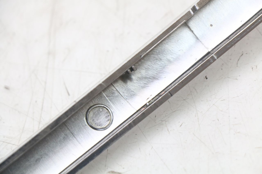 photo de RIGHT SIDE FRAME COVER PEUGEOT DJANGO 125 (2014 - 2017) - Surface and material condition