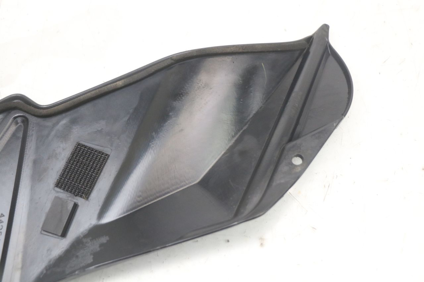 photo de RIGHT SIDE FRAME COVER SUZUKI GSR 750 (2011 - 2017) - Surface and material condition