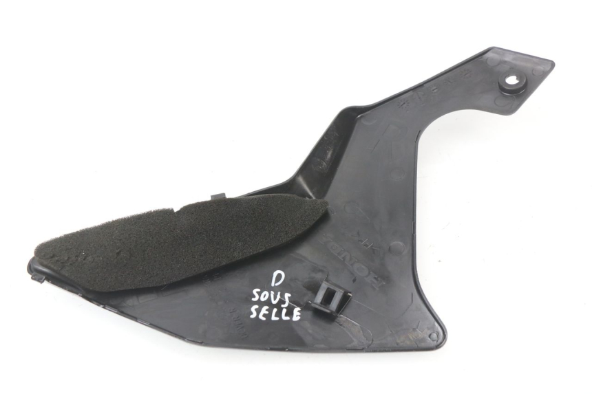 photo de RIGHT SIDE FRAME COVER HONDA VFR F 1200 (2010 - 2015) - Zoom on usage condition