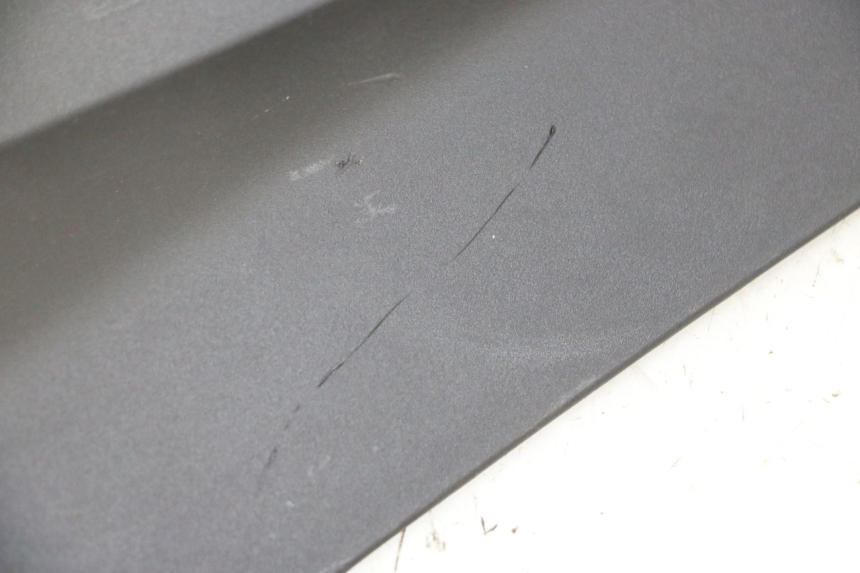 photo de RIGHT SIDE FRAME COVER YAMAHA XMAX X-MAX 125 (2021 - 2025) - Zoom on usage condition