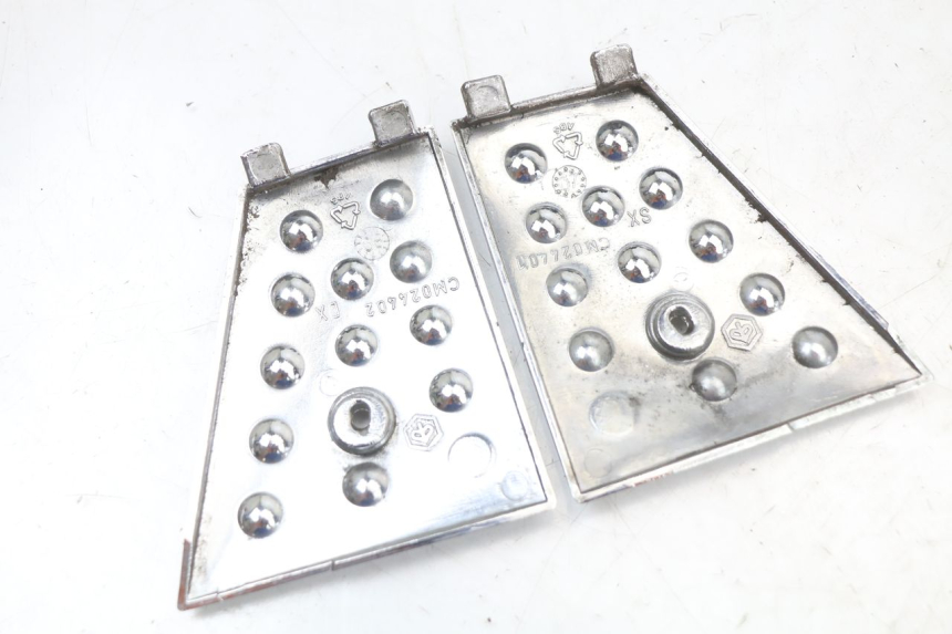 photo de RIGHT SIDE FRAME COVER PIAGGIO XEVO - X EVO 125 (2007 - 2017) - Zoom on usage condition