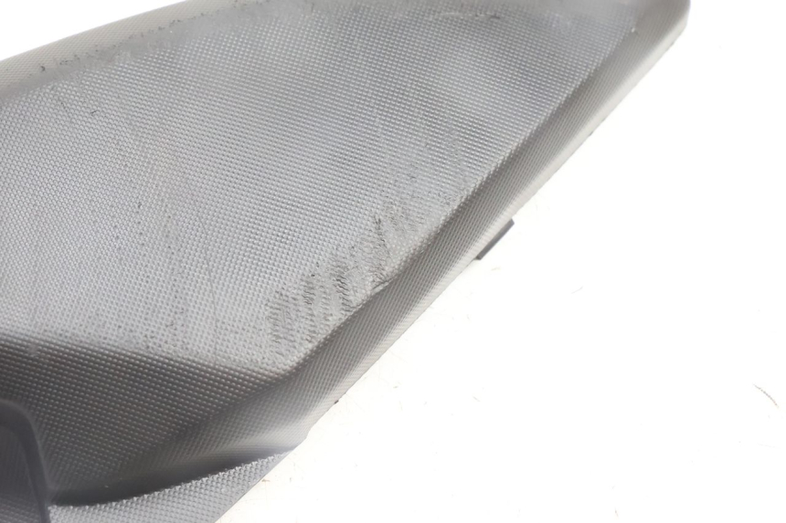 photo de LEFT SIDE FRAME COVER YAMAHA N-MAX NMAX 125 (2021 - 2024) - Zoom on usage condition