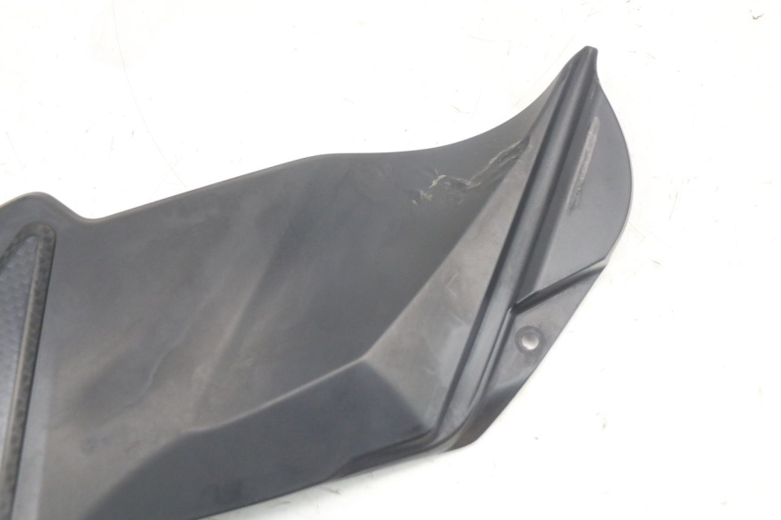 photo de LEFT SIDE FRAME COVER SUZUKI GSR 750 (2011 - 2017) - Zoom on usage condition