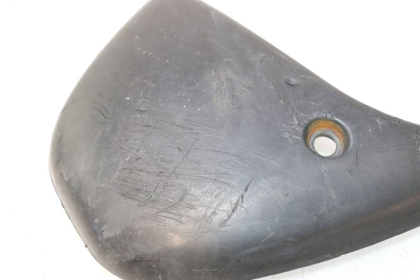photo de LEFT SIDE FRAME COVER PEUGEOT TREKKER 50 (1995 - 2004) - Zoom on usage condition