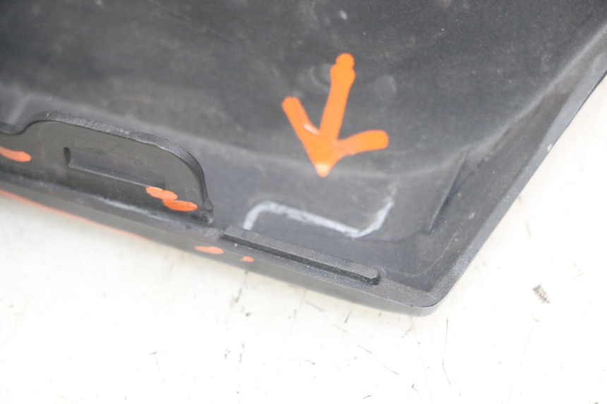 photo de LEFT SIDE LATERAL FRAME COVER YAMAHA XMAX X-MAX ABS 125 (2017 - 2020) - Zoom on usage condition