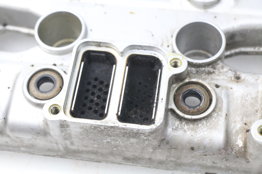 photo de VALVE COVER YAMAHA FJR ABS 1300 (2006 - 2012) - Alternative perspective