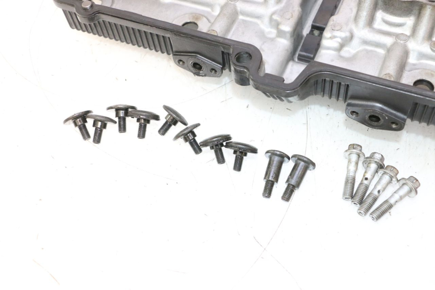 photo de ROCKER COVER SUZUKI GSF N BANDIT 1200 (2001 - 2005) - Fixing points details