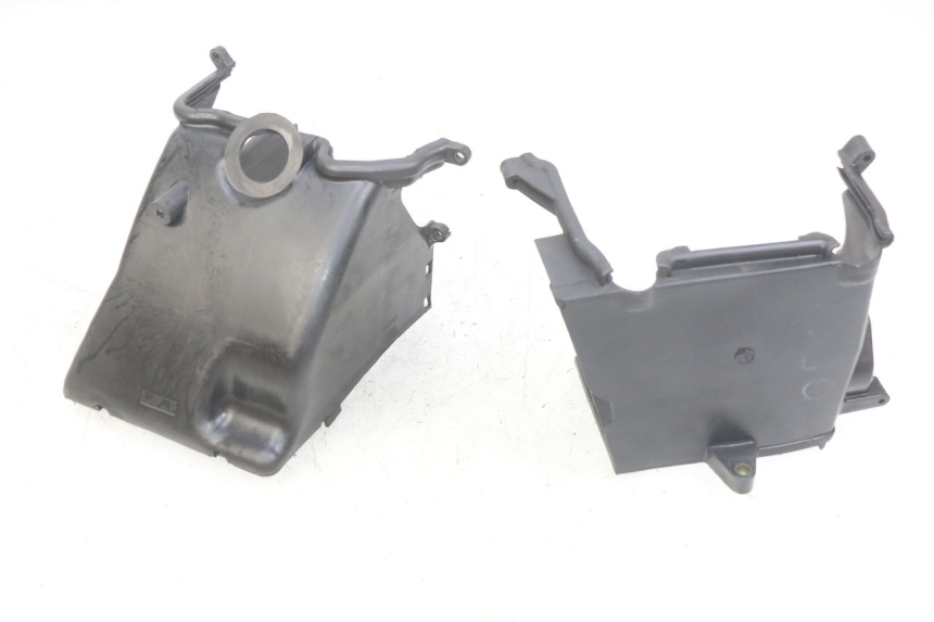 photo de CYLINDER HEAD COVER PEUGEOT CITYSTAR AIR 125 (2014 - 2017) - Fixing points details