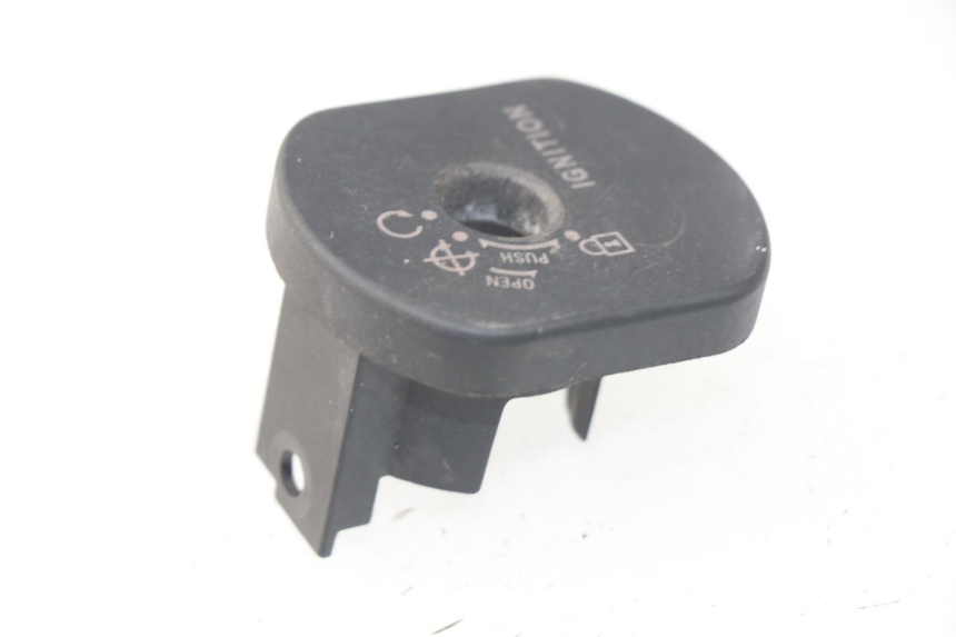 photo de IGNITION SWITCH COVER SYM CROX 4T 50 (2016 - 2023) - Zoom on usage condition