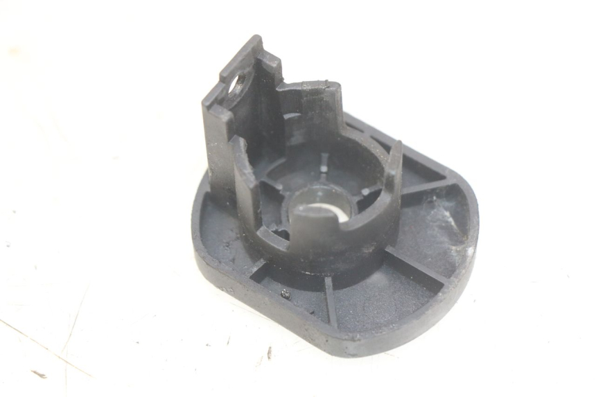 photo de IGNITION SWITCH COVER SYM CROX 4T 50 (2016 - 2023) - Zoom on usage condition