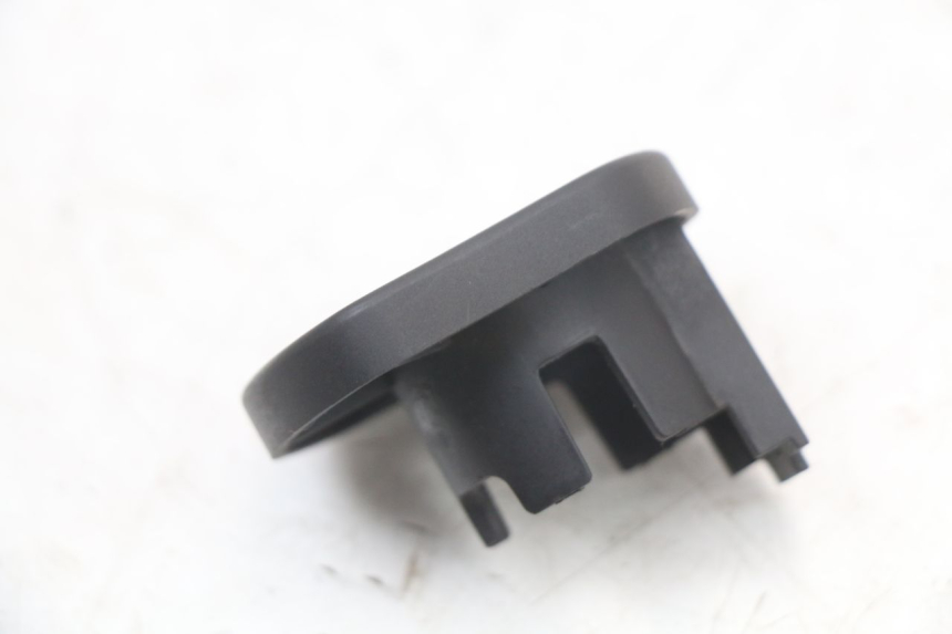 photo de IGNITION SWITCH COVER SYM CROX 4T 50 (2016 - 2023) - Zoom on usage condition