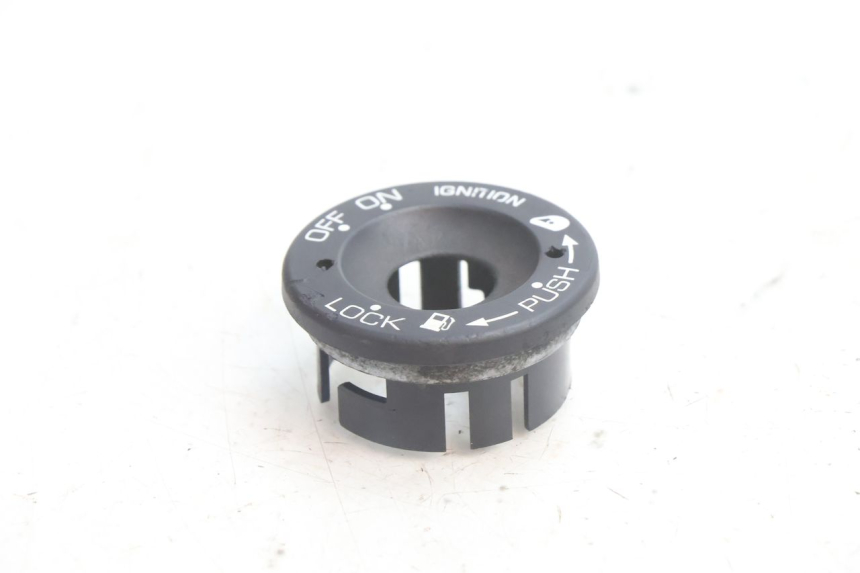 photo de IGNITION SWITCH COVER PIAGGIO MP3 500 (2016 - 2018) - Zoom on usage condition
