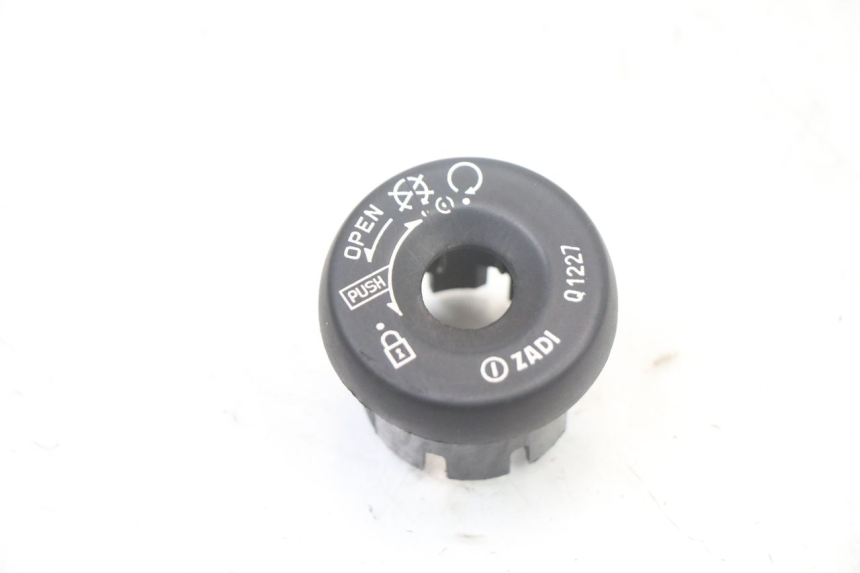 photo de IGNITION SWITCH COVER YAMAHA YP MAJESTY 125 (2007 - 2010) - Main view