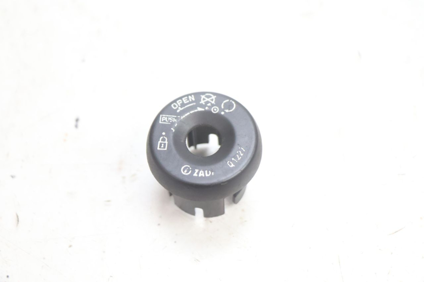 photo de IGNITION SWITCH COVER YAMAHA YP MAJESTY 125 (2002 - 2006) - Main view