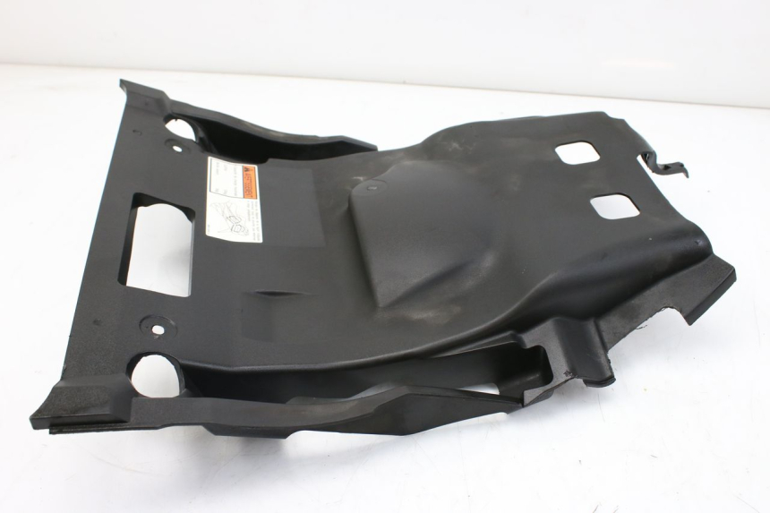 photo de UNDERSEAT COVER SUZUKI AN BURGMAN 400 (2006 - 2010) - Zoom on usage condition