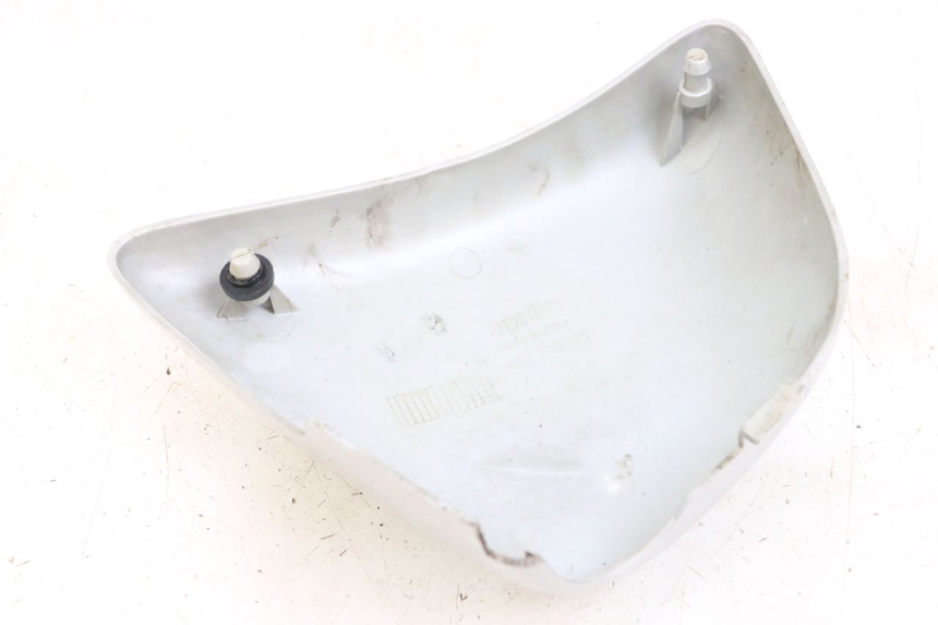 photo de RIGHT UNDERSEAT PANEL APRILIA CLASSIC 125 (1995 - 2001) - Alternative perspective
