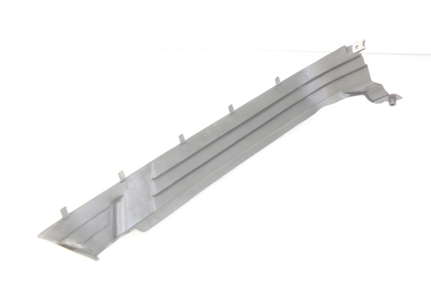 photo de RIGHT SIDE UNDER SEAT COVER SUZUKI CP 80 (1985 - 1996) - Component detail