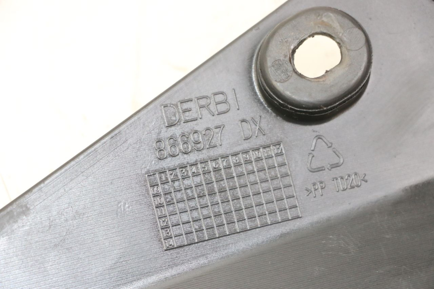 photo de RIGHT UNDERSEAT PANEL DERBI SENDA SM DRD X-TREME 50 (2011 - 2017) - Zoom on usage condition
