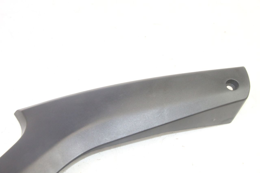 photo de RIGHT UNDERSEAT PANEL SUZUKI DL V STROM 1000 (2002 - 2007) - Zoom on usage condition