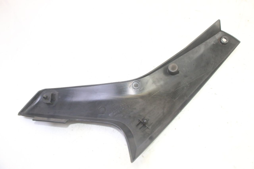 photo de RIGHT UNDERSEAT PANEL SUZUKI DL V STROM 1000 (2002 - 2007) - Technical close-up