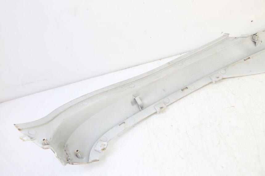 photo de RIGHT SIDE UNDER SEAT COVER SYM FIDDLE 3 III 125 (2014 - 2020) - Fixing points details