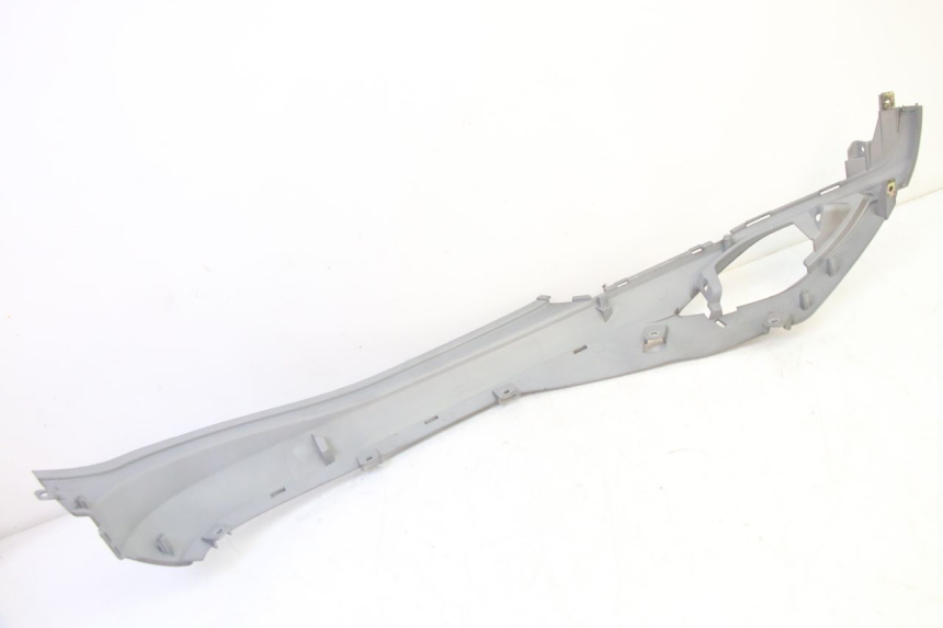 photo de RIGHT SIDE UNDER SEAT COVER SYM FIDDLE 3 III 125 (2014 - 2020) - Technical close-up