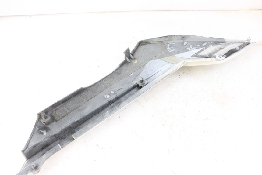 photo de RIGHT UNDERSEAT PANEL YAMAHA FJ 36Y 1100 (1984 - 1985) - Alternative perspective