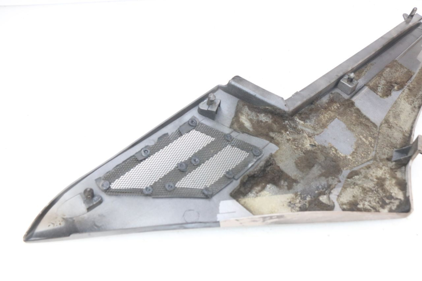 photo de RIGHT SIDE UNDER SEAT COVER YAMAHA FJ 3CX 1200 (1986 - 1996) - Zoom on usage condition