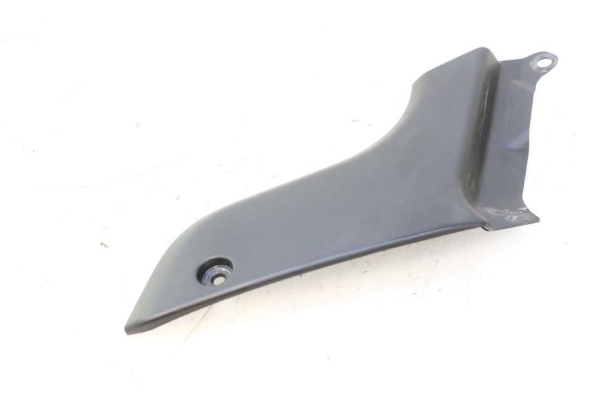 photo de RIGHT UNDERSEAT PANEL YAMAHA FJR 1300 (2001 - 2005) - Alternative perspective