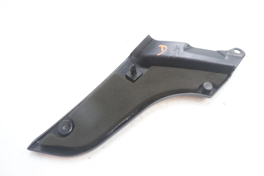 photo de RIGHT UNDERSEAT PANEL YAMAHA FJR 1300 (2001 - 2005) - Zoom on usage condition