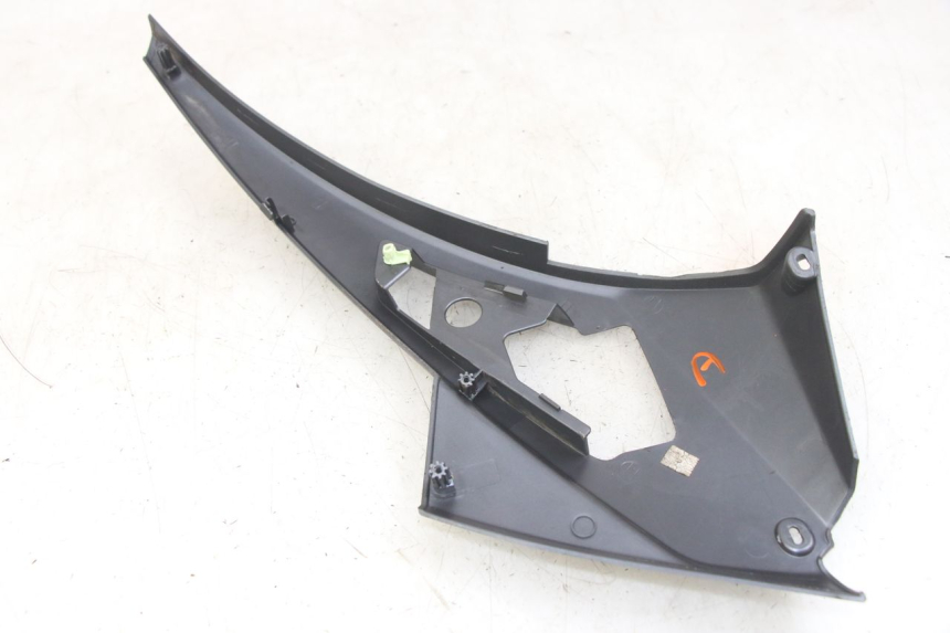 photo de RIGHT UNDERSEAT PANEL PEUGEOT GEOPOLIS RS 125 (2007 - 2009) - Technical close-up