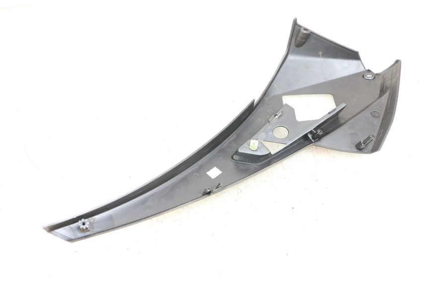 photo de RIGHT UNDERSEAT PANEL PEUGEOT GEOPOLIS RS 125 (2007 - 2009) - Zoom on usage condition