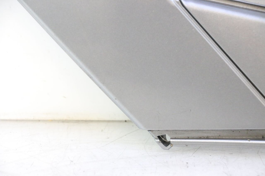 photo de RIGHT UNDERSEAT PANEL GILERA GP 800 (2007 - 2013) - Zoom on usage condition