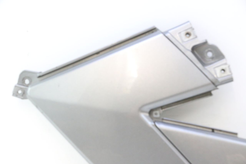photo de RIGHT UNDERSEAT PANEL GILERA GP 800 (2007 - 2013) - Alternative perspective