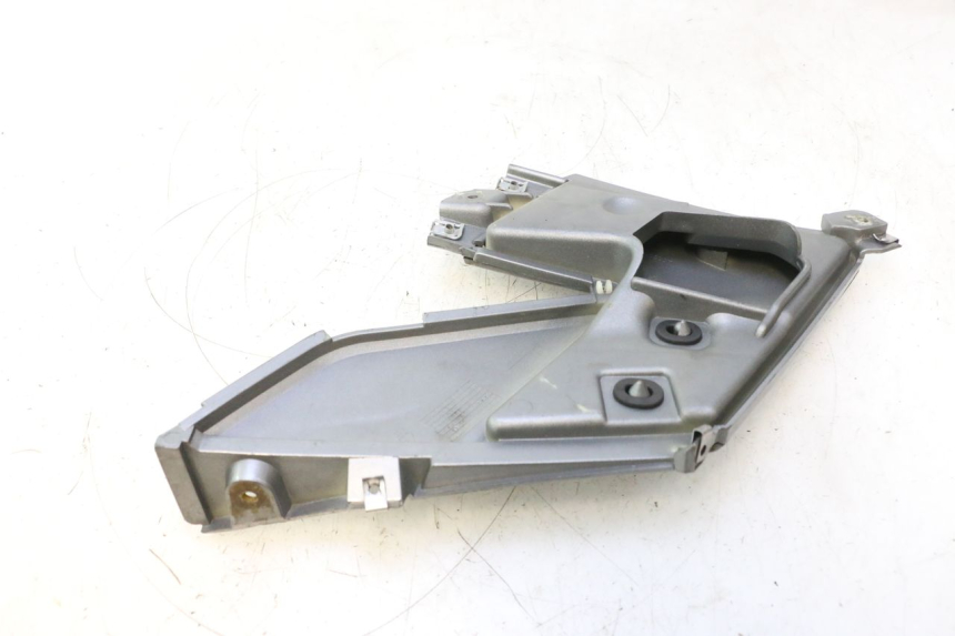 photo de RIGHT UNDERSEAT PANEL GILERA GP 800 (2007 - 2013) - Technical close-up