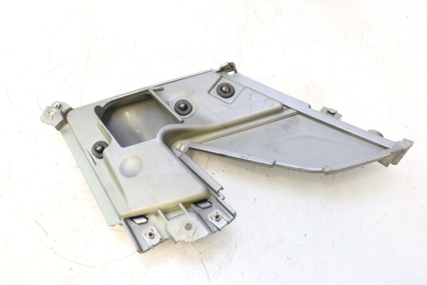 photo de RIGHT UNDERSEAT PANEL GILERA GP 800 (2007 - 2013) - Fixing points details